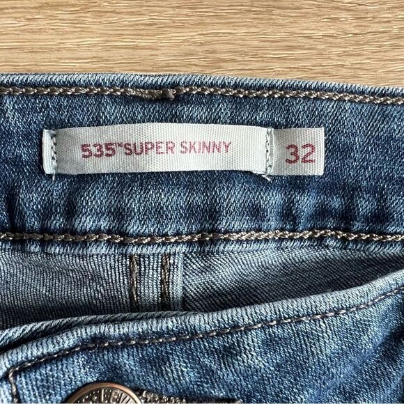 Levi’s 535 Super Skinny Frayed Jeans Size 32 Front Seam Raw Frayed Hem Mid Rise - Picture 2 of 11